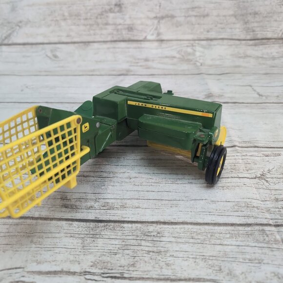 ERTL John Deere 585 1:16 Square Baler - Picture 3 of 6